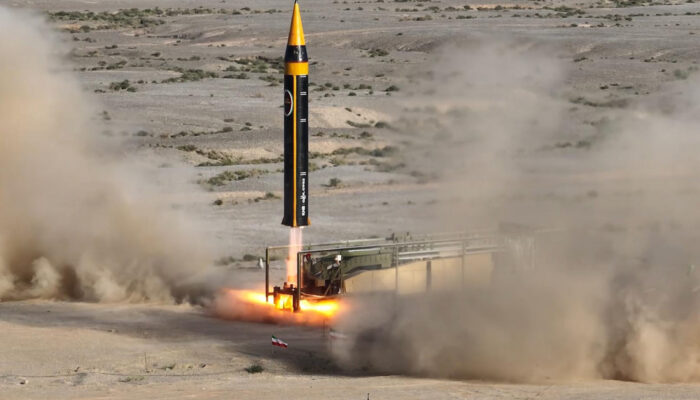 PERANG DUNIA III MENDEKAT! Iran GEMPUR Pangkalan AS di Kuwait & Bahrain, Rudal Balistik Jadi Senjata Utama!