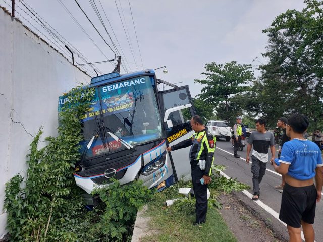 Bus Sugeng Rahayu Tabrak Motor di Tanjunganom Nganjuk,