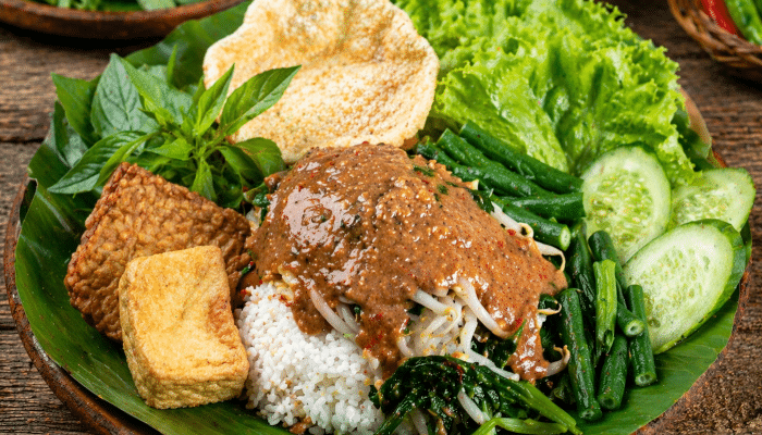 4 Kuliner Nasi Pecel di Sekitar Stasiun Pasar Turi Surabaya yang Wajib Dicoba