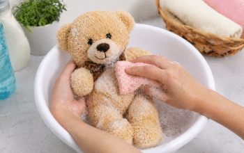 4 Cara Mencuci Boneka Kesayangan agar Tetap Bersih dan Awet Boneka kesayangan, terutama milik anak-anak, sering digunakan setiap hari sehingga mudah kotor dan menjadi sarang debu. Jika tidak dibersihkan secara rutin, boneka bisa menjadi tempat berkembangnya kuman dan bakteri. Oleh karena itu, penting mengetahui cara mencuci boneka dengan benar agar tetap bersih tanpa merusak bentuk dan teksturnya. Cara Aman Membersihkan Boneka Kesayangan 1. Periksa Label Perawatan Sebelum mencuci, pastikan Anda membaca label pada boneka. Beberapa boneka memiliki aturan khusus, seperti tidak boleh dicuci dengan mesin atau harus dibersihkan secara kering. 2. Gunakan Deterjen Lembut Pilih deterjen yang ringan agar tidak merusak bahan dan warna boneka. Hindari penggunaan bahan kimia keras yang bisa membuat kain menjadi kasar. 3. Cuci dengan Tangan atau Mode Lembut Jika memungkinkan, cuci boneka dengan tangan agar lebih aman. Jika menggunakan mesin cuci, pilih mode lembut dan masukkan boneka ke dalam kantong laundry. 4. Keringkan dengan Cara Alami Setelah dicuci, jemur boneka di tempat yang teduh dan memiliki sirkulasi udara baik. Hindari sinar matahari langsung agar warna tidak cepat pudar. Dengan menerapkan langkah-langkah tersebut, boneka kesayangan akan tetap bersih, wangi, dan nyaman digunakan dalam jangka waktu yang lebih lama.