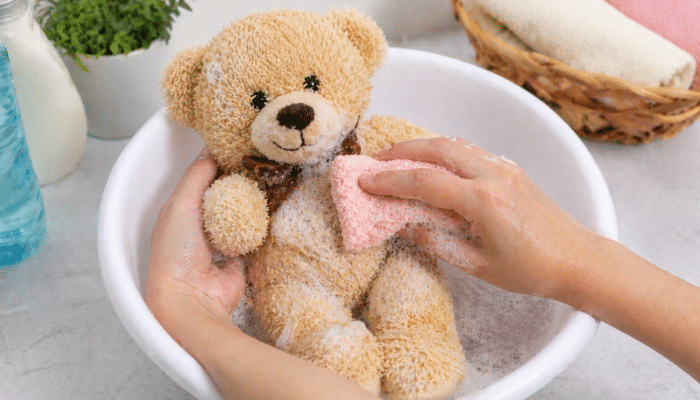 4 Cara Mencuci Boneka Kesayangan agar Tetap Bersih dan Awet