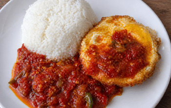 Resep Sambal Bajak Lauk Telur Ceplok dan Nasi Putih Hangat, Pedas Gurih Bikin Nagih