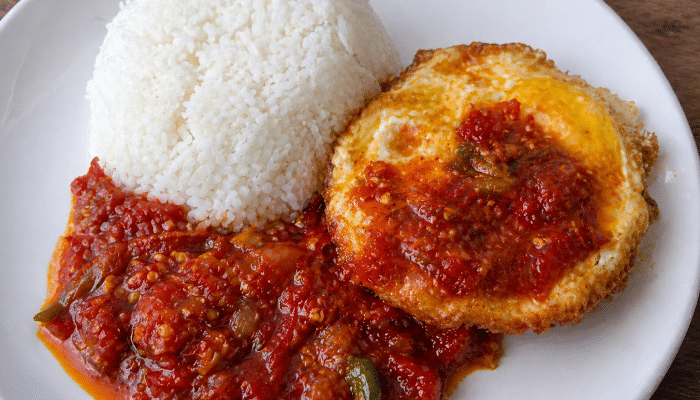 Resep Sambal Bajak Lauk Telur Ceplok dan Nasi Putih Hangat, Pedas Gurih Bikin Nagih
