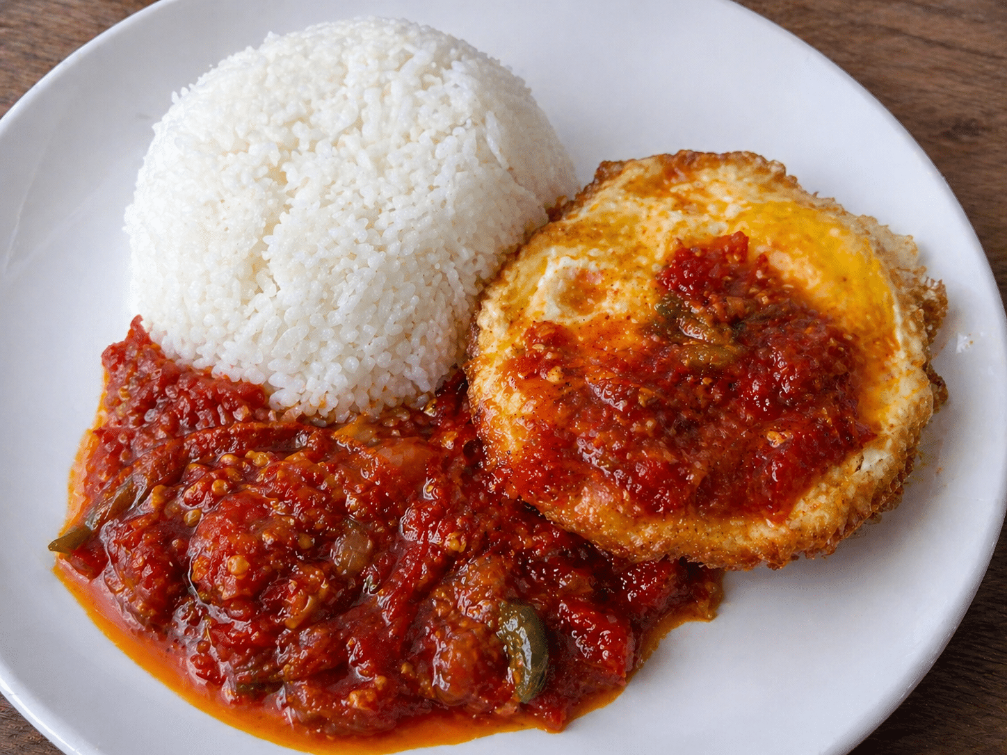 Resep Sambal Bajak Lauk Telur Ceplok dan Nasi Putih Hangat, Pedas Gurih Bikin Nagih