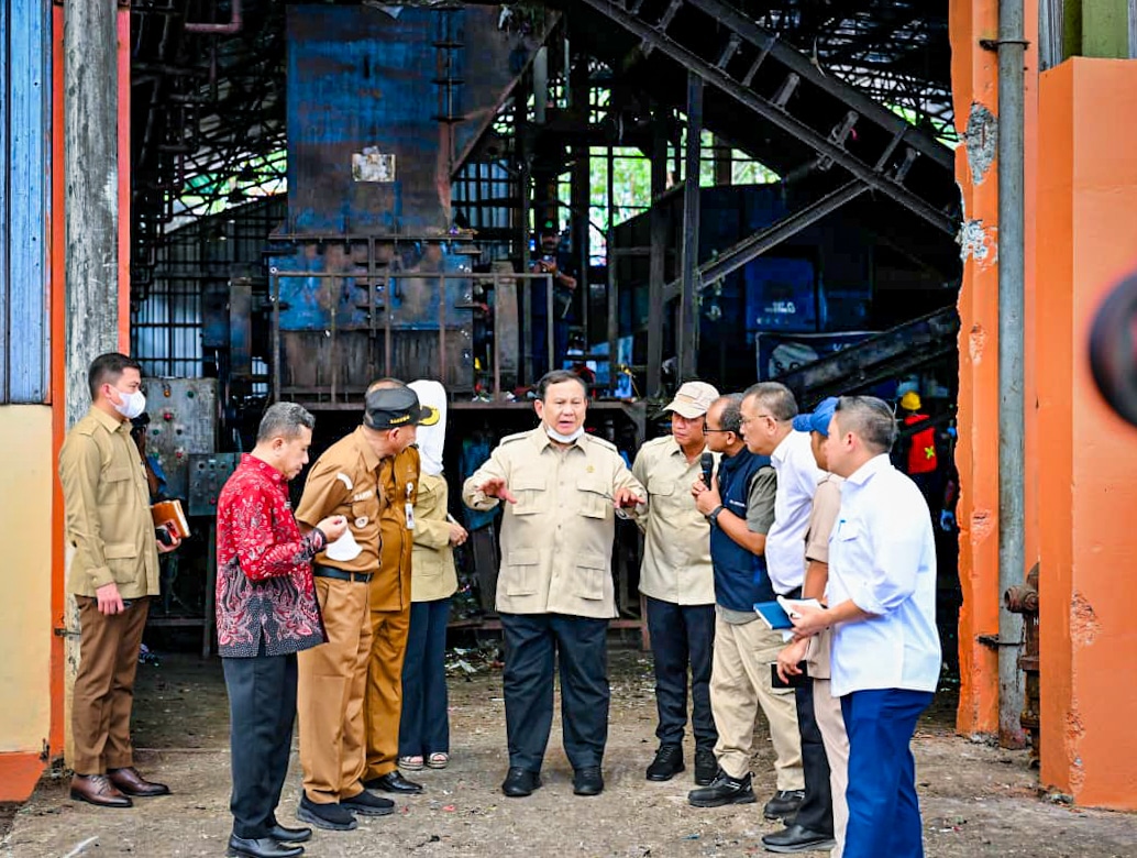 Presiden Prabowo Subianto meninjau Tempat Pengolahan Sampah Terpadu di Banyumas
