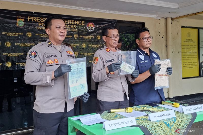 Sopir Angkot Pecahkan Kaca Mobil di Ciracas