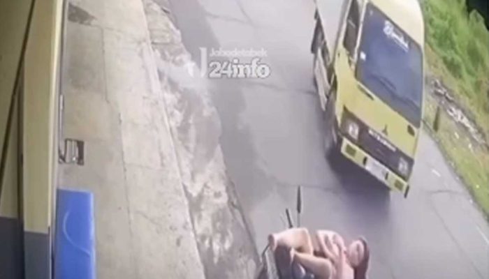 Truk Boks Tabrak Ruko di Sukoharjo, Wanita yang Tiduran di Motor Nyaris Jadi Korban