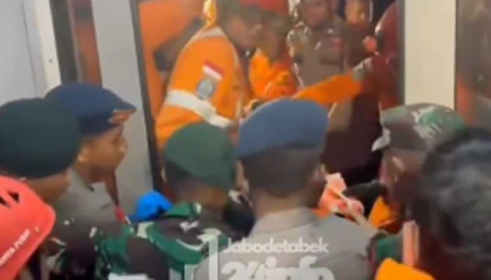 Basarnas Berhasil Evakuasi Korban Terjepit Gerbong Kereta di Stasiun Bekasi Timur