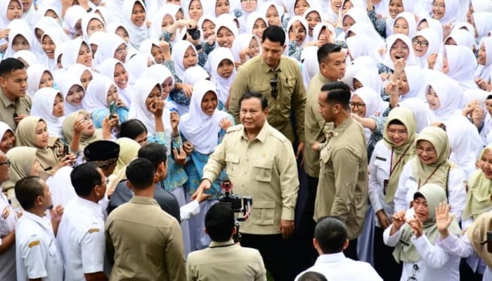 Akrab, Prabowo Ajak Siswa SMAN 1 Cilacap Bernyanyi Lagu Nasional, Bangkitkan Semangat Kebangsaan