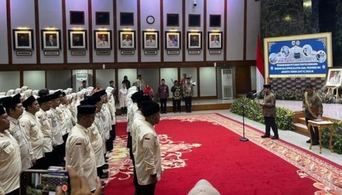 Pramono Tegaskan Amanah Besar saat Kukuhkan 117 Petugas Haji DKI