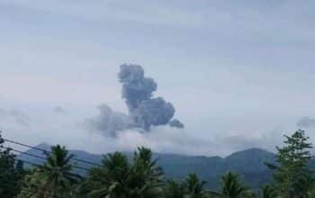 Gunung Dukono Erupsi