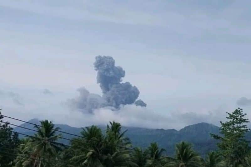 Gunung Dukono Erupsi