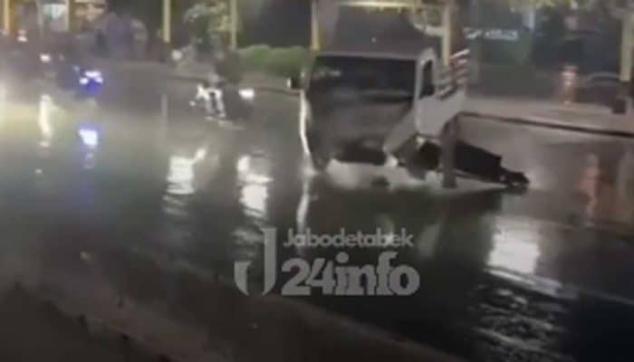 Detik-Detik Mobil Pikap Diduga Rem Blong Hantam Halte TransJakarta di Jakarta Barat
