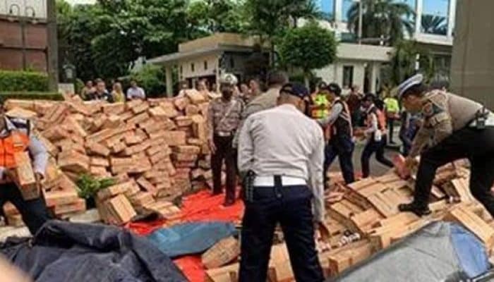 Nyaris Maut, Polisi Sebut Sopir Mengantuk Picu Truk Terguling di Jaksel