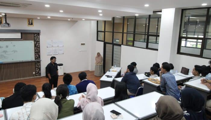 Ferry Irwandi Hadir di Trisakti: Produktivitas Anak Muda Jadi Kunci Indonesia Emas 2045