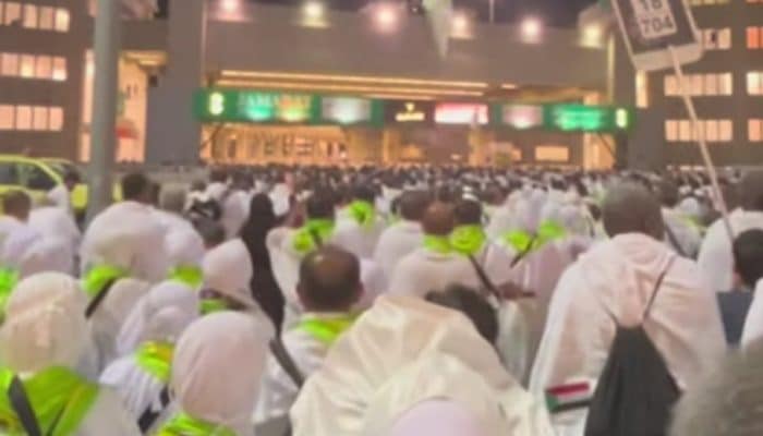 Jemaah Haji Indonesia Mulai Tiba di Madinah, Langsung Sujud Syukur!