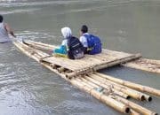 Jembatan Putus di Jember, Siswa Terpaksa Naik Rakit Demi Berangkat Sekolah