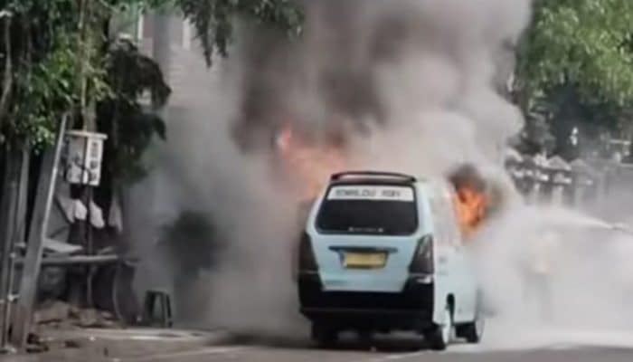 Tragedi di Tanah Abang: Sopir Angkot Bakar Rekan Gara-Gara Antrean!