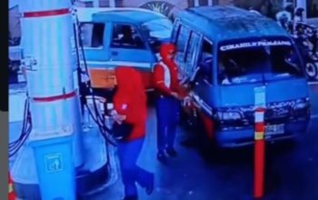 Sopir angkot lempar uang