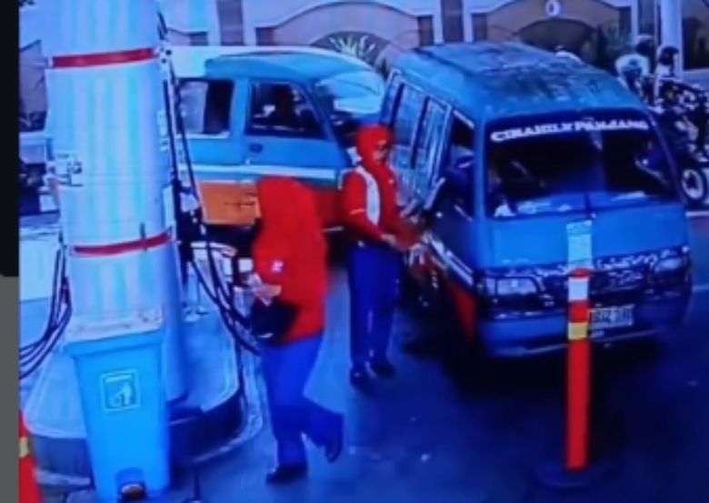 Sopir angkot lempar uang