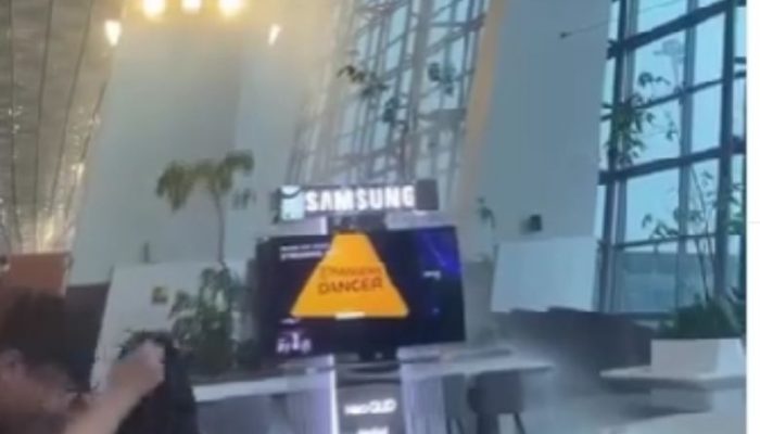 Viral! Atap Bandara Soekarno-Hatta Jebol, Air Terjun Dadakan di Terminal 3!