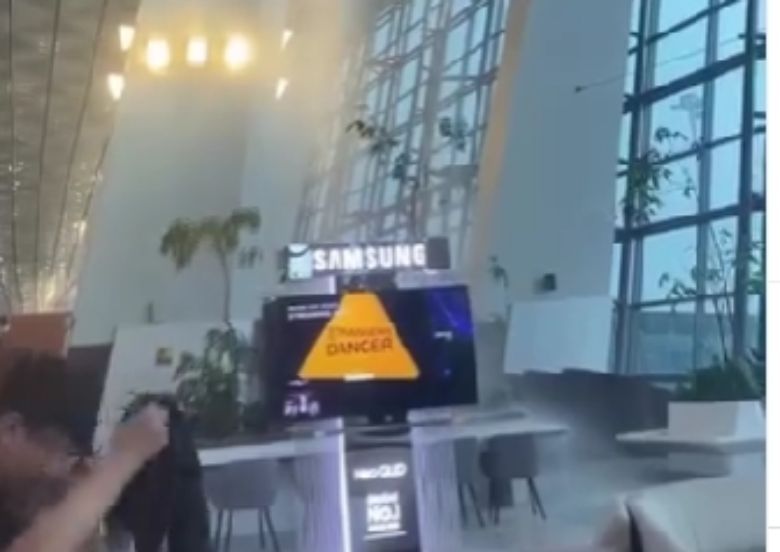 Atap Bandara Soetta jebol