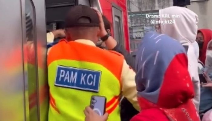 VIRAL! Ibu-ibu Ngamuk di Stasiun, Tarik Topi Satpam Hingga Dibentak, Netizen: “Respect Satpamnya!”
