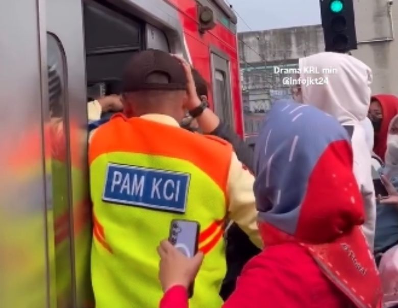 Ibu-ibu ngamuk di stasiun