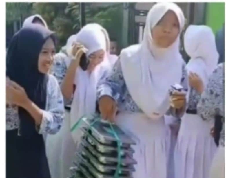 Program Makan Bergizi Gratis (MBG) di Dayeuhkolot jadi sorotan setelah siswa mengembalikan makanan diduga basi.
