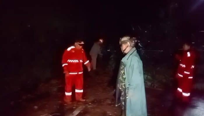 Cadas Pangeran Longsor Lagi! Jalur Bandung-Sumedang Lumpuh Total, Ribuan Pengendara Terjebak!