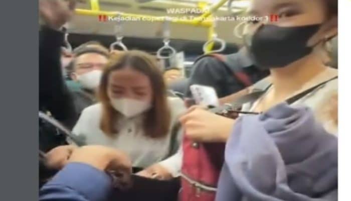 Copet Beraksi di TransJakarta Koridor 1! Wanita Kehilangan iPhone 17 Pro Max Belasan Juta!