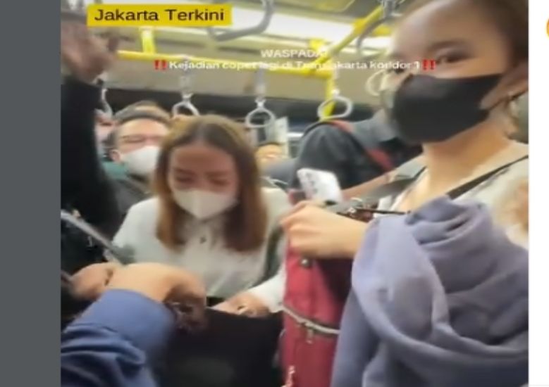 Viral dugaan pencurian HP di TransJakarta Koridor 1.
