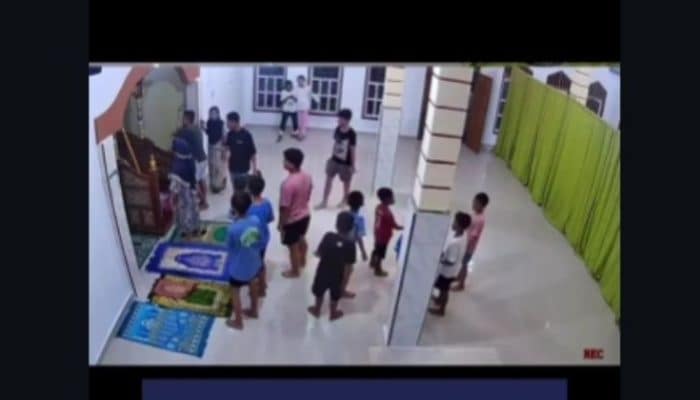 Viral! Suara Karaoke Cewek “Kau Putuskan” Menggema dari Toa Masjid, Warga Berdatangan!