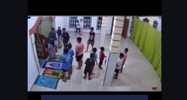 Viral suara cewek masjid