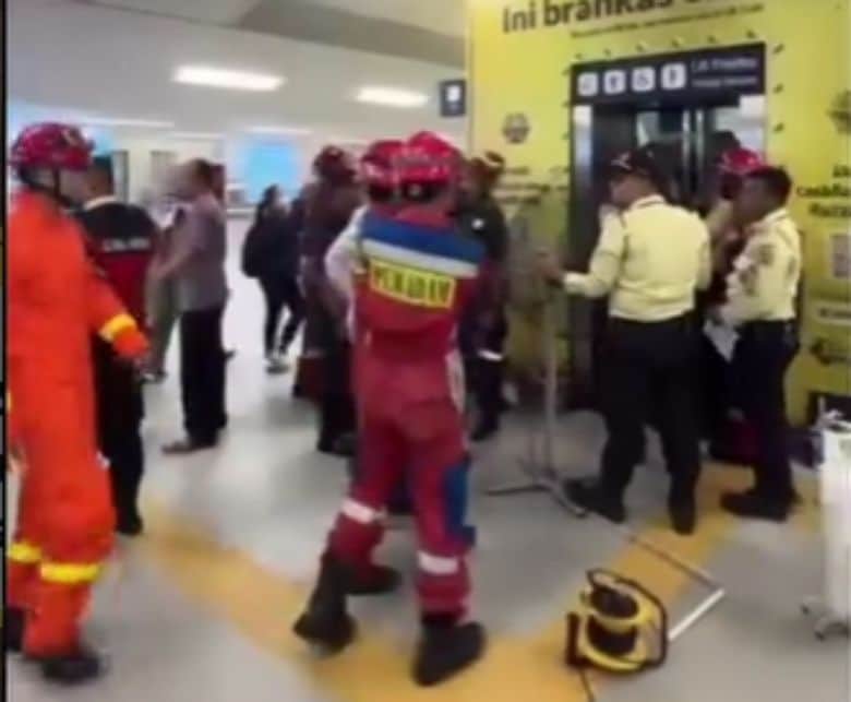 Lift MRT Lebak Bulus macet