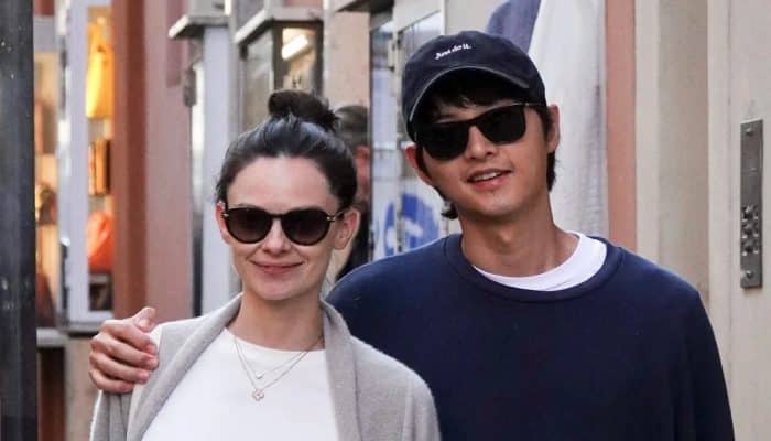 Setelah 3 Tahun Menikah, Song Joong Ki dan Katy Louise Saunders Tampil Perdana Bersama di Acara Publik