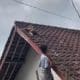 Viral, Bocil Lombok Tengah Merayap di Atap Genteng, Netizen: “Spiderman Asli?”