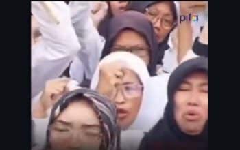 guru honorer menangis