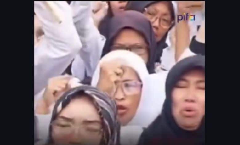 guru honorer menangis