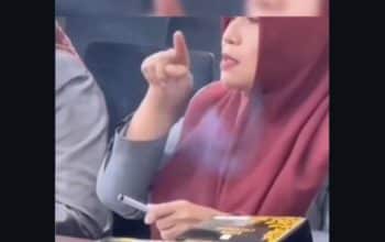 anggota dewan merokok di ruang rapat