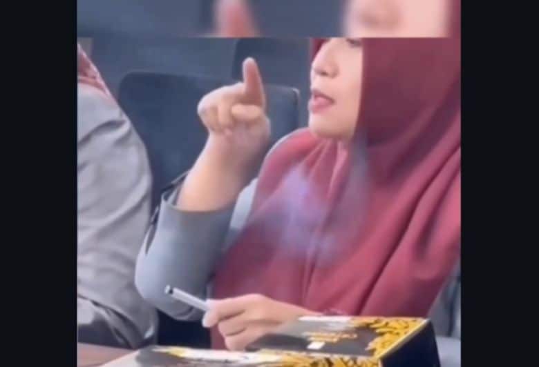 anggota dewan merokok di ruang rapat