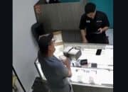 Terekam CCTV! Pencurian Ponsel di Toko HP, Pelaku Bawa Kabur Barang dengan Cara Licik
