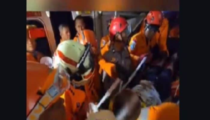 Beredar Video Detik-Detik Tim SAR Evakuasi Korban Terjepit di Lokasi Kecelakaan Kereta Bekasi Timur