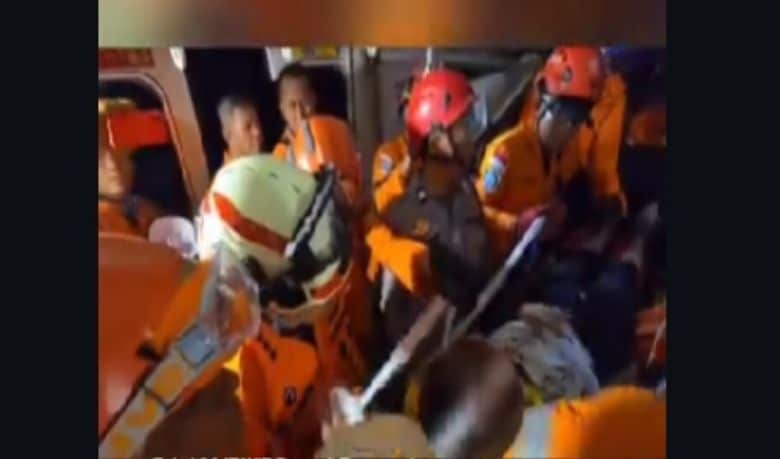 evakuasi korban kecelakaan kereta