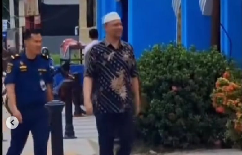 napi korupsi jalan-jalan