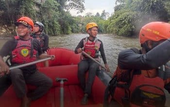 Dua anak hilang terseret arus Sungai Ciliwung di Jakarta dan Bogor. Basarnas bersama tim SAR gabungan lakukan pencarian maksimal. Simak update terkini operasi SAR.