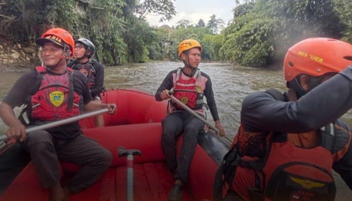 Dua Anak Hanyut di Sungai Ciliwung, Tim SAR Lakukan Pencarian Intensif