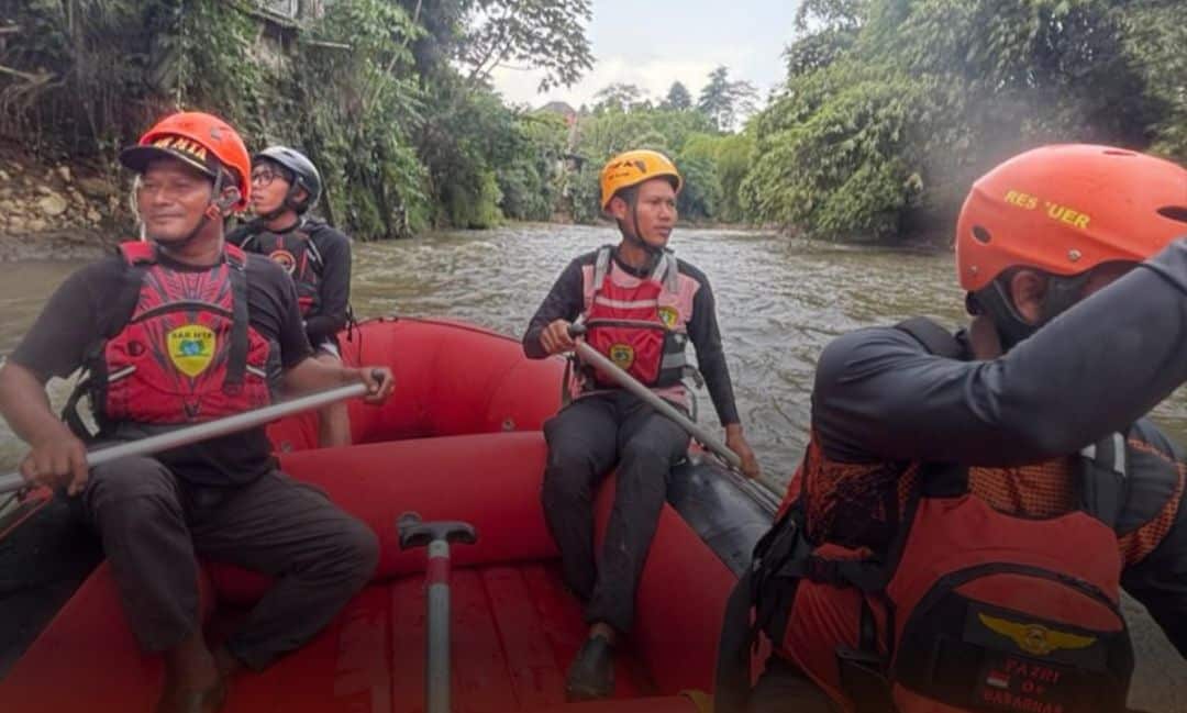 Dua anak hilang terseret arus Sungai Ciliwung di Jakarta dan Bogor. Basarnas bersama tim SAR gabungan lakukan pencarian maksimal. Simak update terkini operasi SAR.