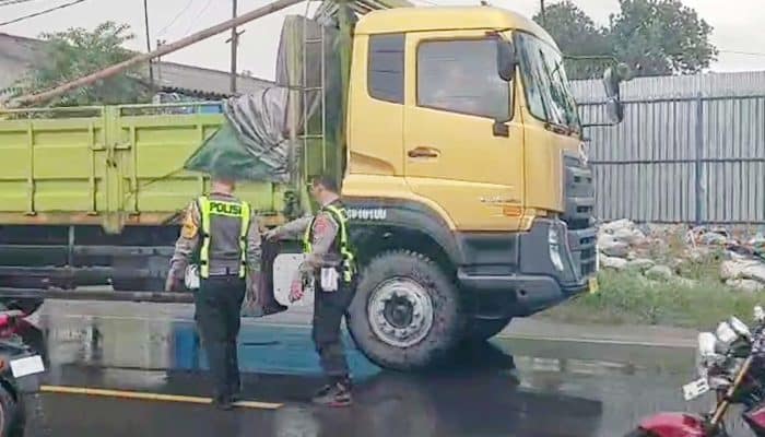 Kecelakaan Mengerikan Warga Trowulan Nyawanya Melayang Setelah Ditabrak Truk di Balongbendo