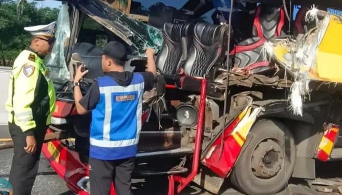 Bus Dari Tangerang ke Bali Tabrak Truk di Tol Gempol Pasuruan Belasan Penumpang Luka Parah